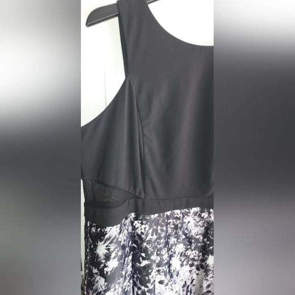 XSCAPE printed satin ball gown with illusion sides - Picture 7 of 14